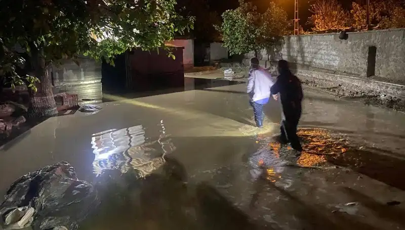 20 Dakikalık Yağış, Kente Sel Felaketi Getirdi: 1 Ev Çöktü, 3 Ev Boşaltıldı