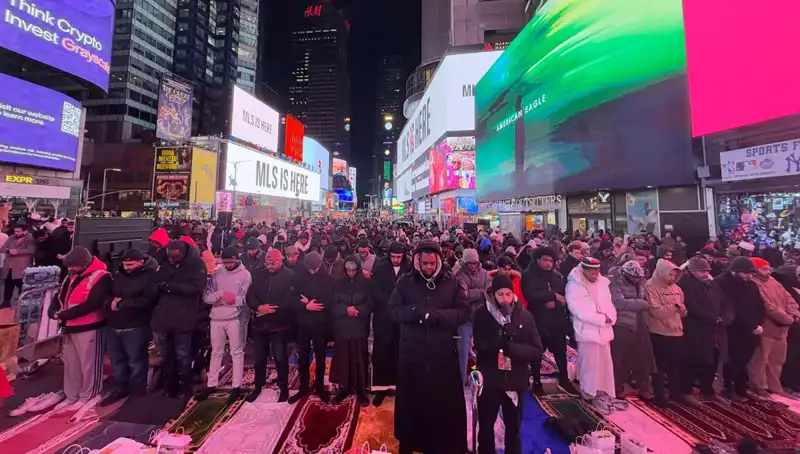 New York Times Meydanı’nda Teravih Namazı: Birlik ve Dayanışma Anı
