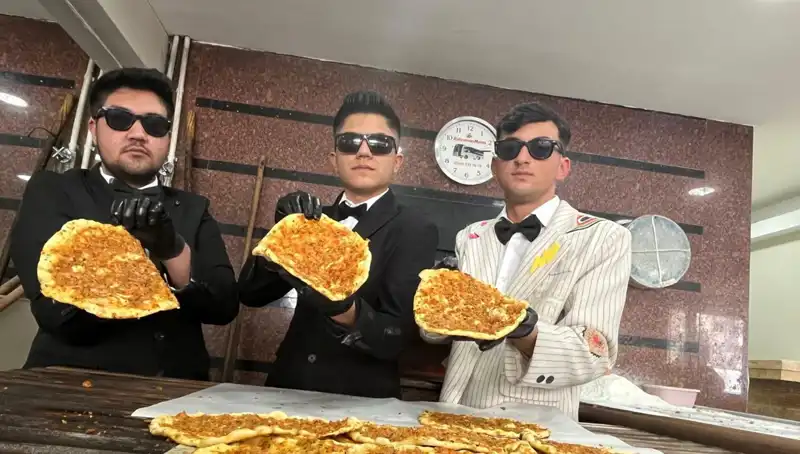 Takım Elbiseli Fırıncılar, Şehirdeki Panayırda Gözleri Üzerine Çekti
