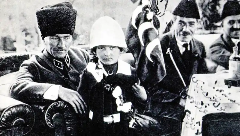 Unutulmaz Fotoğrafın Arkasındaki Hikaye: O Şapkanın Altında Doğan Bayram