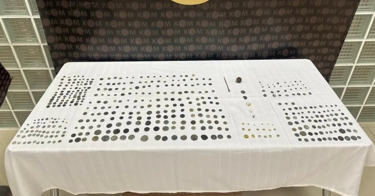Manisa’da Kaçakçılık Operasyonunda 471 Tarihi Eser Ele Geçirildi