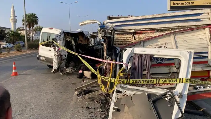 Mersin’de Tatil Yolunda Feci Kaza: Ölüm ve Yaralanmalarla Dolu Bir An
