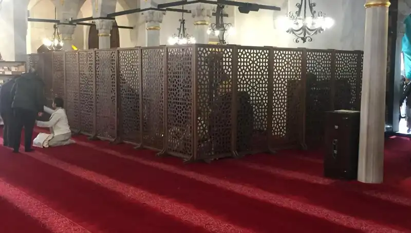 Teravih Namazında Kadın-Erkek Yan Yana İddiası: Gerçekler Ortaya Çıktı