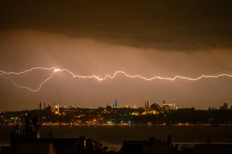 İstanbul'da Sıcaklık Şoku: 22 Derece Birden Düşecek, Kar Bekleniyor!