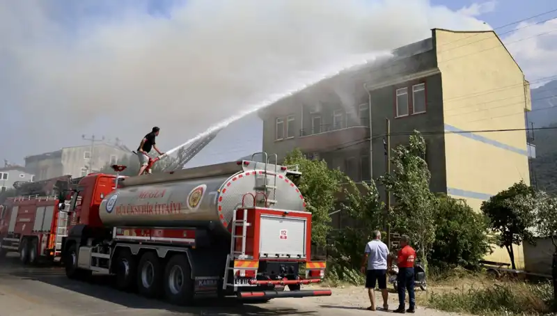 Çatı Katında Başlayan Yangın, Mahallede Panik Yaratır